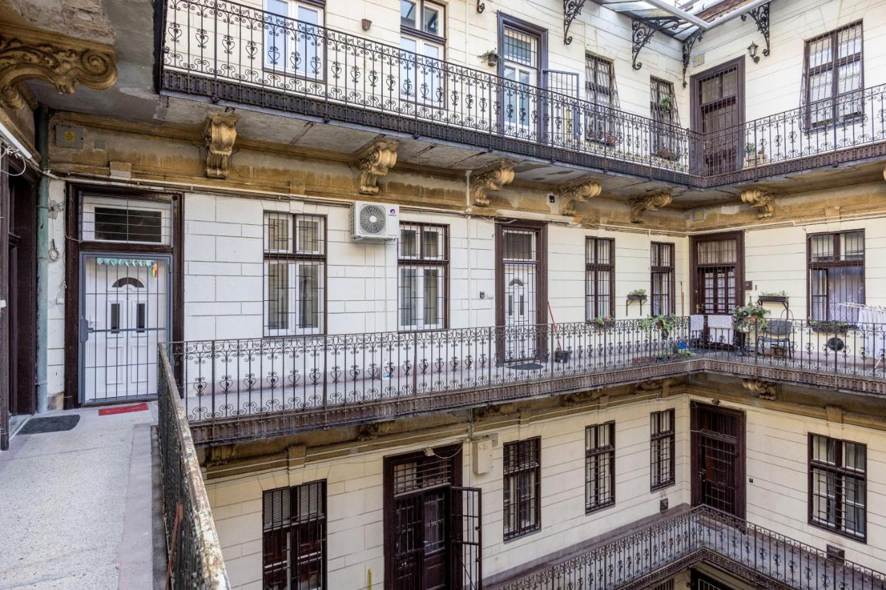 Апартаменты Charming Downtown Hideaway Steps From New York Cafe! Будапешт Экстерьер фото